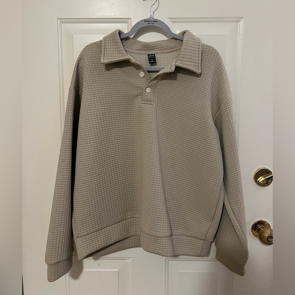 BRAND NEW Men’s DAZY Button Sweatshirt Size Medium Tan Long Sleeve